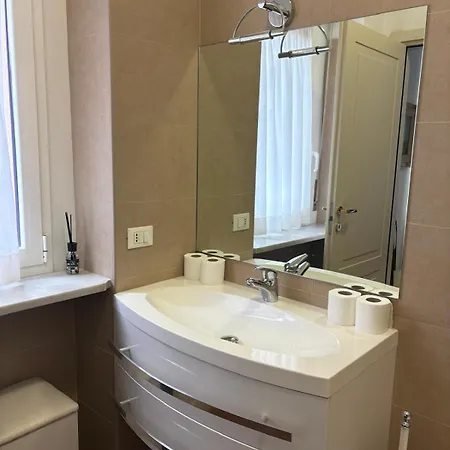 Bocconi - Porta Romana 4 Da Letto Con 2 Bagni Privati Apartament